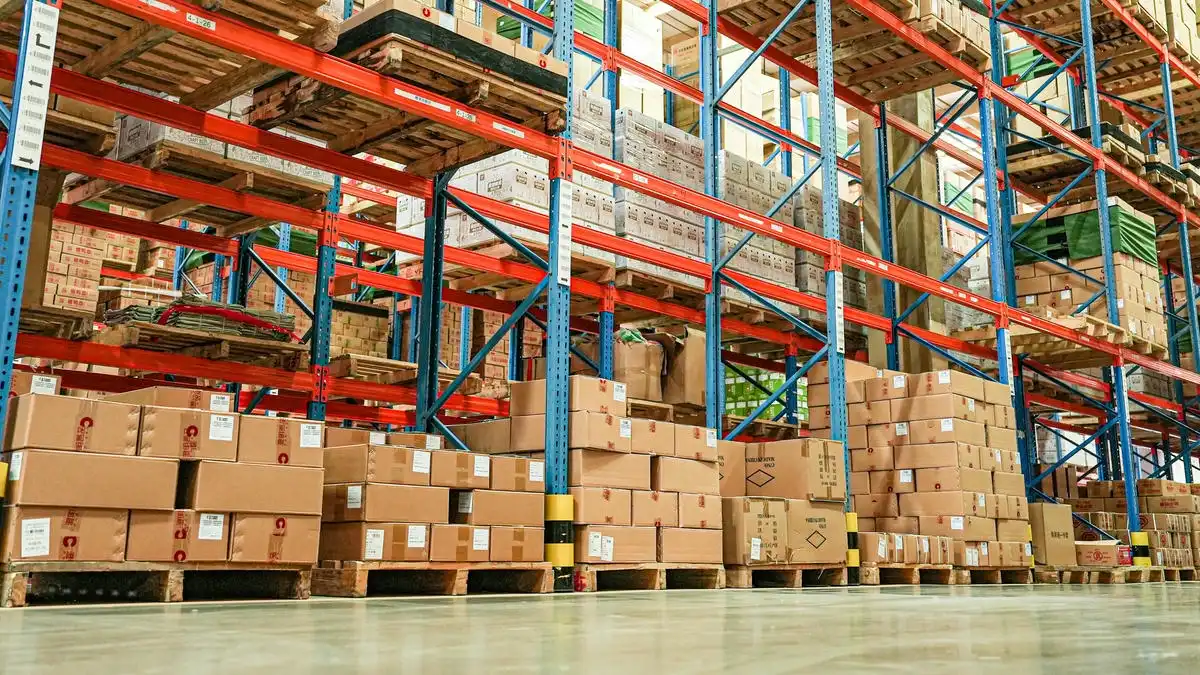 Carretilla elevadora en la industria del almacén